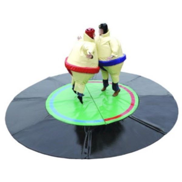 Sumo worstelen kinderen huren – spel met sumo pakken en mat Twee kinderen in sumo pakken die worstelen op een ronde mat tijdens het spel sumo worstelen voor kinderen, te huur bij Happy Rent