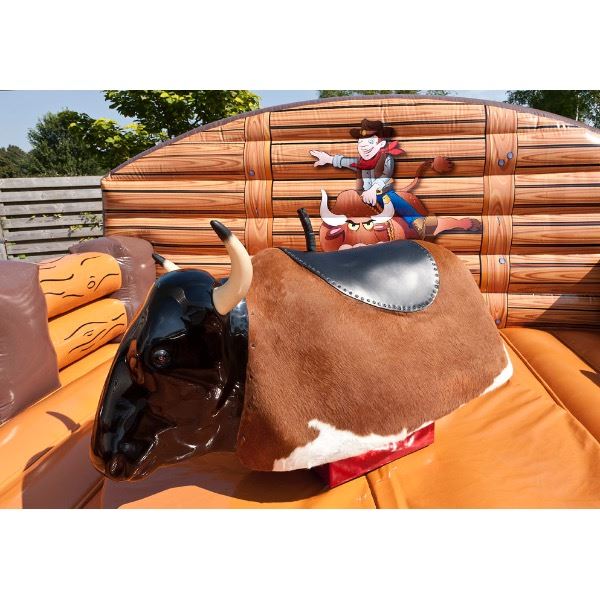 Rodeo springkussen: Test je behendigheid en blijf zitten als een cowboy Afbeelding van een rodeo springkussen: Daag jezelf uit met een wilde rodeorit