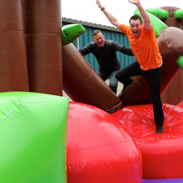 Wipe Out attractie huren – extreme stormbaan voor bedrijfsfeesten Wipe Out stormbaan huren voor volwassenen met extreme uitdaging