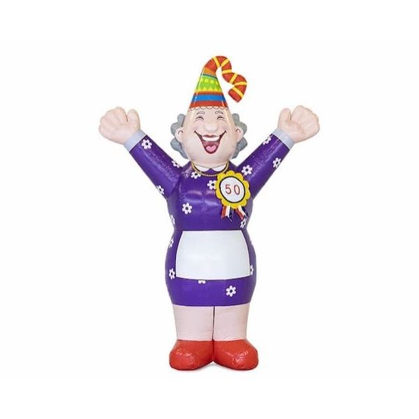 Opblaasbare Sarah Hoera 4,0 meter Opblaasbare Sarah Hoera van 4 meter hoog met paarse outfit en feestelijke houding, ideale feestpop voor verjaardagen