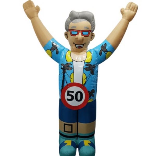 Opblaasbare Abraham Vakantieman 3,5 meter Opblaasbare Abraham Vakantieman van 3,5 meter hoog met 50-jaar-bord en zomerse outfit
