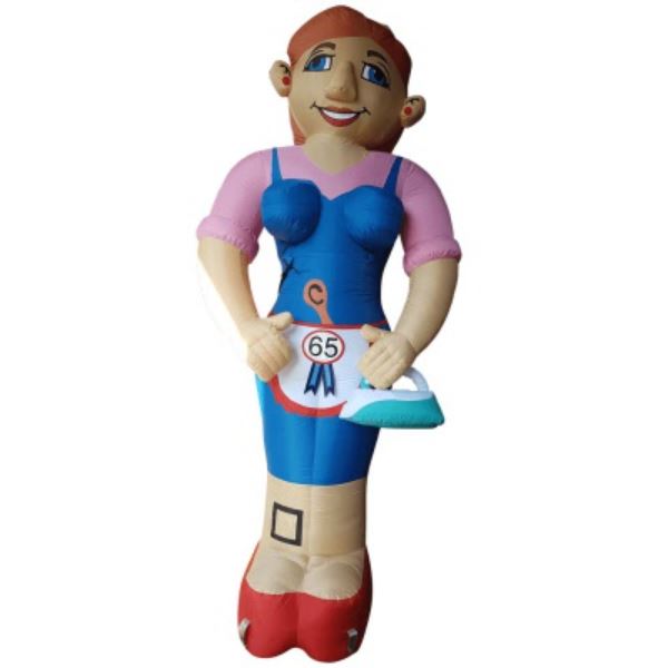 Opblaasbare Sarah Huisvrouw 3,5 meter Opblaasbare Sarah Huisvrouw van 3,5 meter hoog met schoonmaakemmer, vrolijke feestpop voor verjaardagen