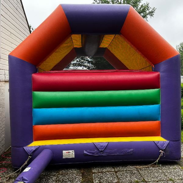 Tweedehands disco springkussen kopen 4Ã5 meter â Happy Rent Disco springkussen 4x5 meter tweedehands te koop met dak