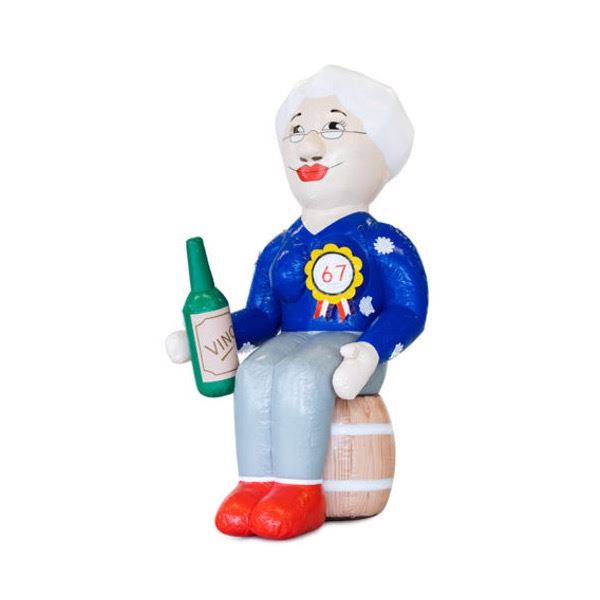 Opblaasbare Sarah op Vat 3,8 meter Opblaasbare Sarah op Vat van 3,8 meter hoog met fles wijn en feestelijke uitstraling, ideaal voor verjaardagen