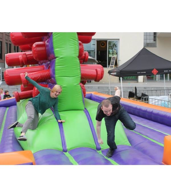 Wipe Out attractie huren – extreme stormbaan voor bedrijfsfeesten Wipe Out stormbaan huren voor volwassenen met extreme uitdaging